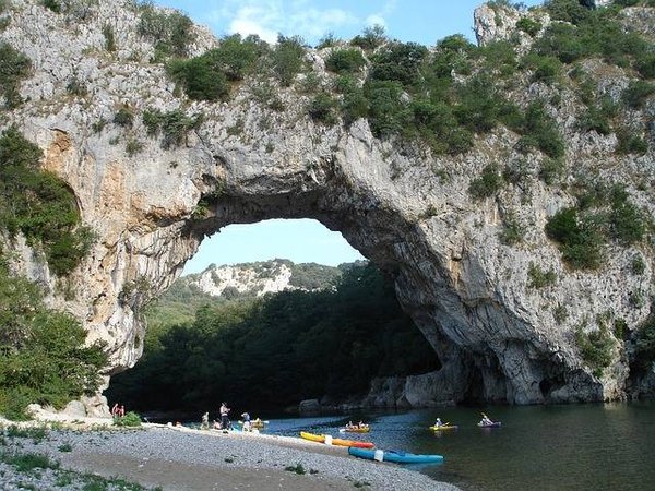 Découvrez les meilleurs campings Ardèche 4 étoiles avec piscine pour vos vacances de rêve