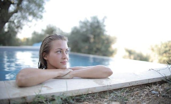 Camping naturiste de luxe: évasion et confort au naturel