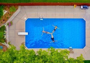 la joie de l'eau dans la piscine